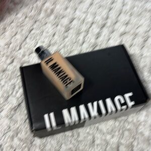 Love love love this make up! Greatt coverage .not heavy.. stays all day.